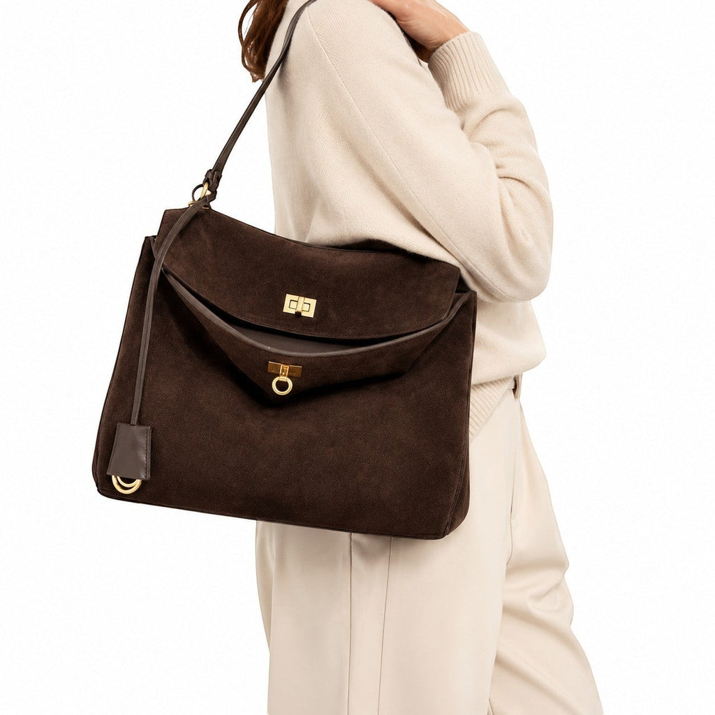Sac à main marron foncé en daim pour femme, avec fermoir doré et doublure en cuir véritable. Univers Sac.