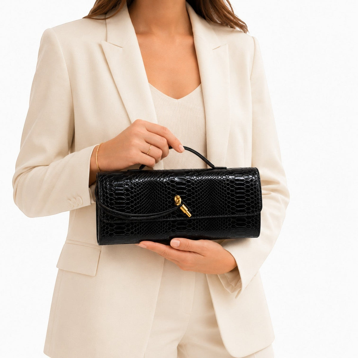 Sac à main noir en similicuir effet peau de serpent, avec fermoir doré, par Univers Sac.