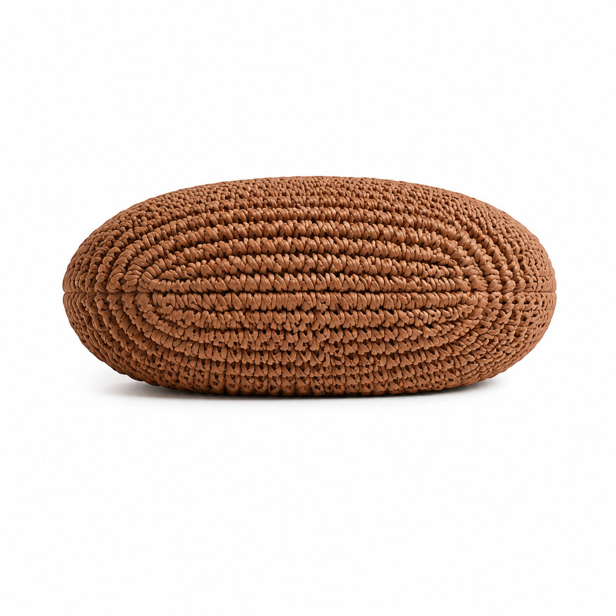 Sac à main marron en paille tressée, forme hobo, fermeture zippée, idéal pour un look décontracté.