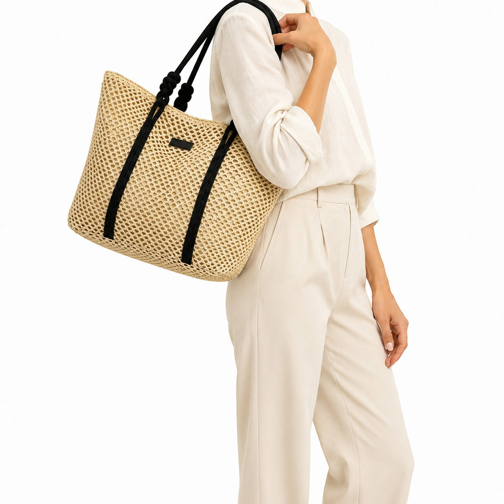 Sac à main tissé en paille beige avec anses noires par Univers Sac, idéal pour l'été.