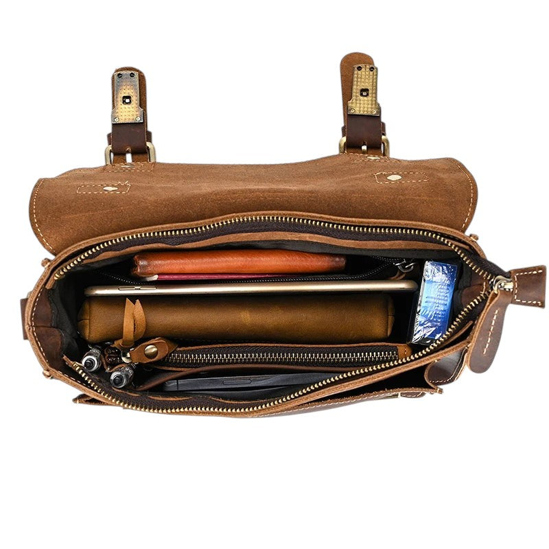 Vue de dessus de l'intérieur du sac messager Univers Sac en cuir Crazy Horse marron avec plusieurs compartiments