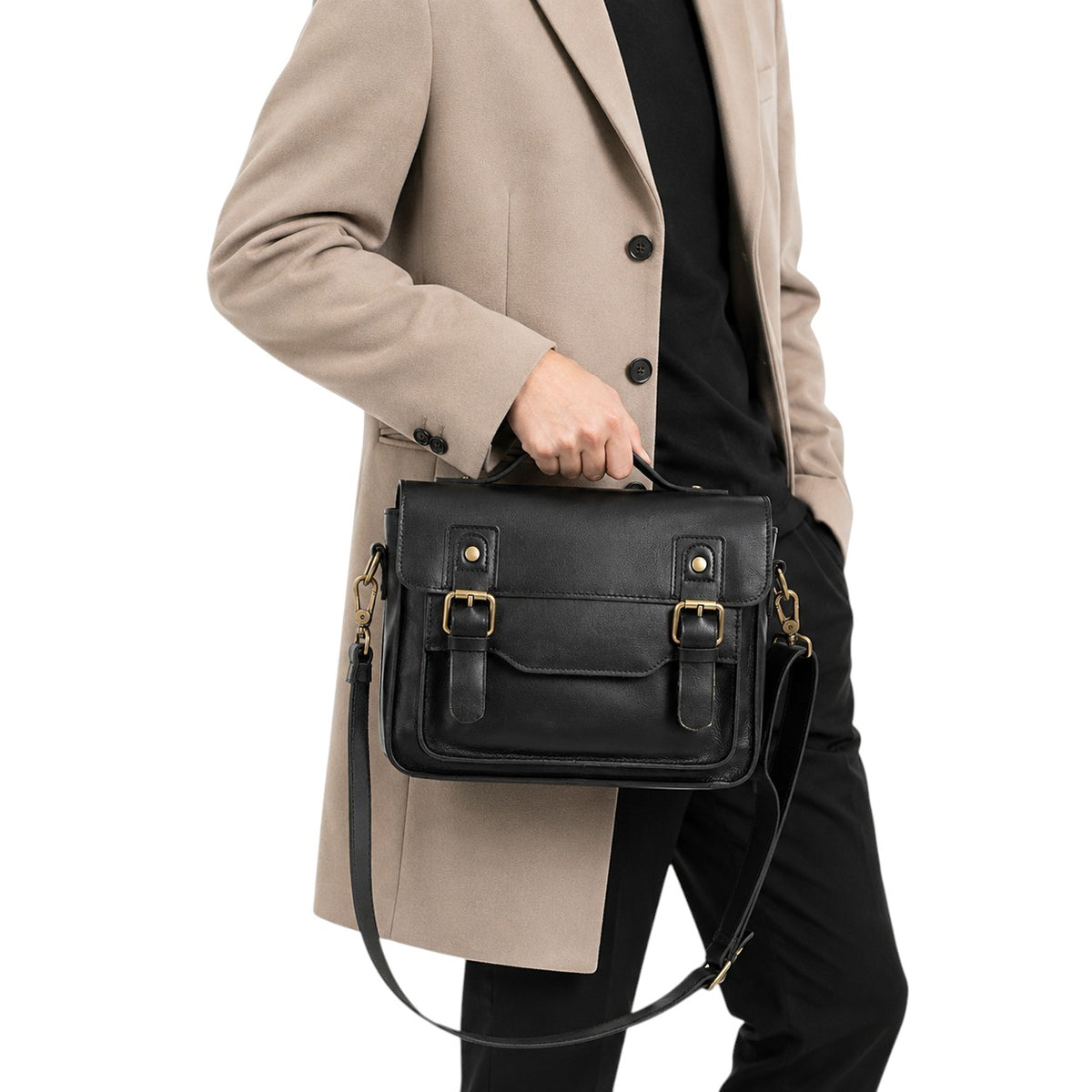 Sac messager noir en cuir véritable Luufan porté à la main par un homme en manteau beige, style vintage élégant