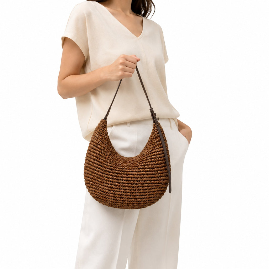 Sac bandoulière femme en paille marron Univers Sac, forme croissant, fermeture zippée, style décontracté.