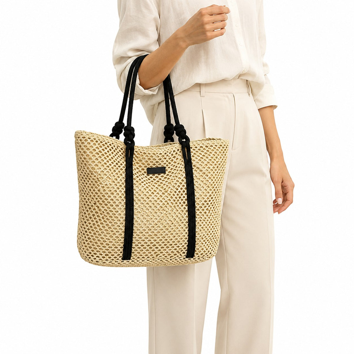 Sac cabas tressé en paille beige avec anses noires par Univers Sac, idéal pour l'été.