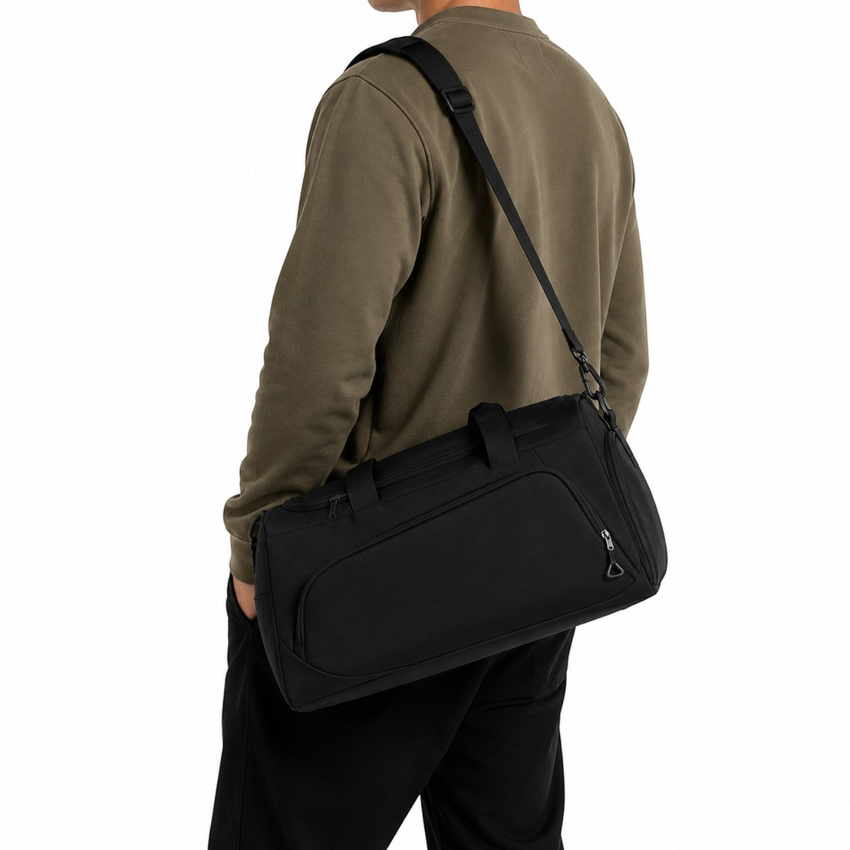 Homme portant un sac de sport Univers Sac noir en tissu Oxford avec bandoulière, idéal pour le voyage et la salle