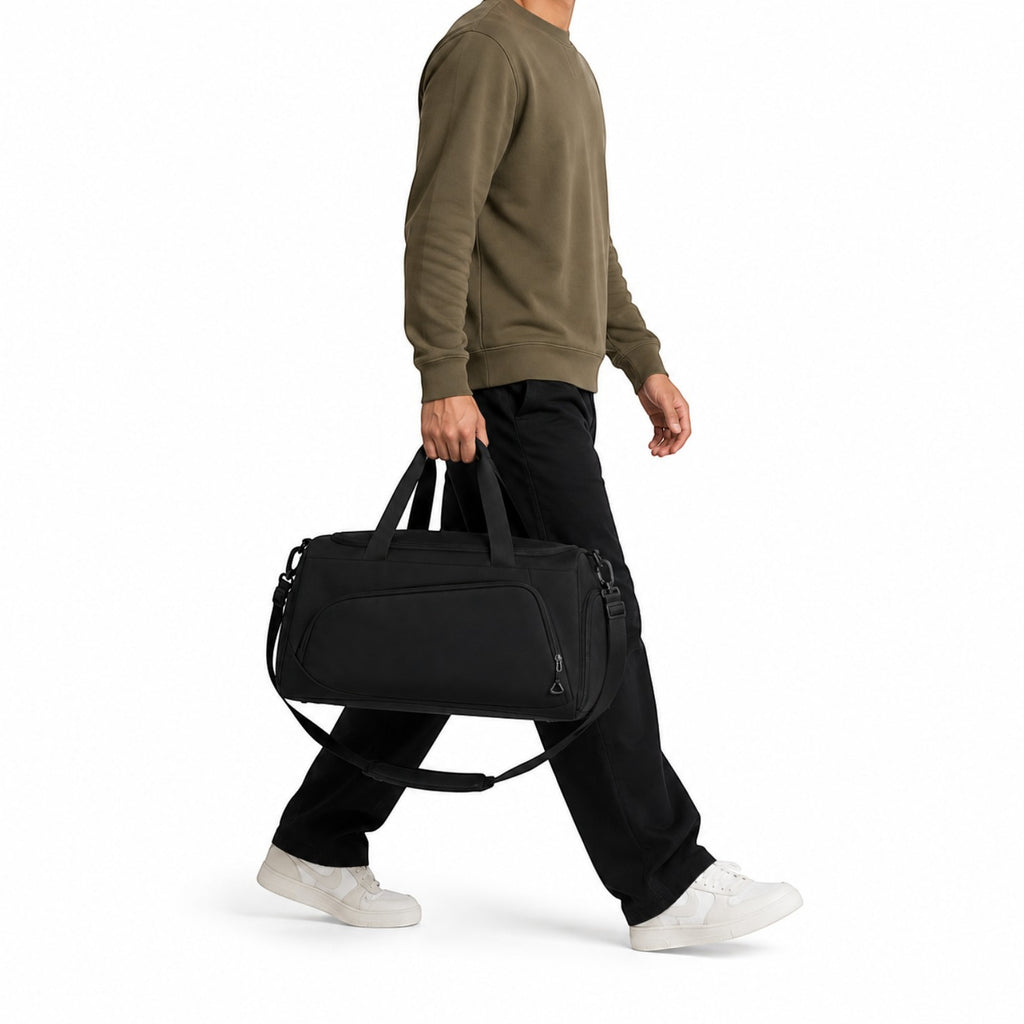 Homme portant un sac de sport noir Univers Sac en tissu Oxford avec compartiment pour chaussures et bandoulière