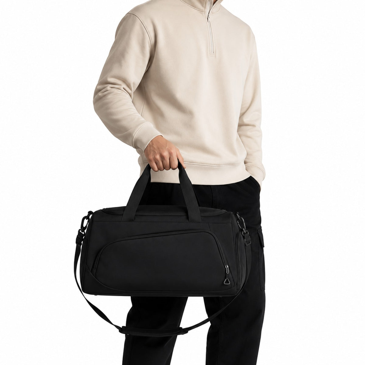Homme portant un sac de sport Univers Sac noir en tissu Oxford avec compartiment pour chaussures et bandoulière