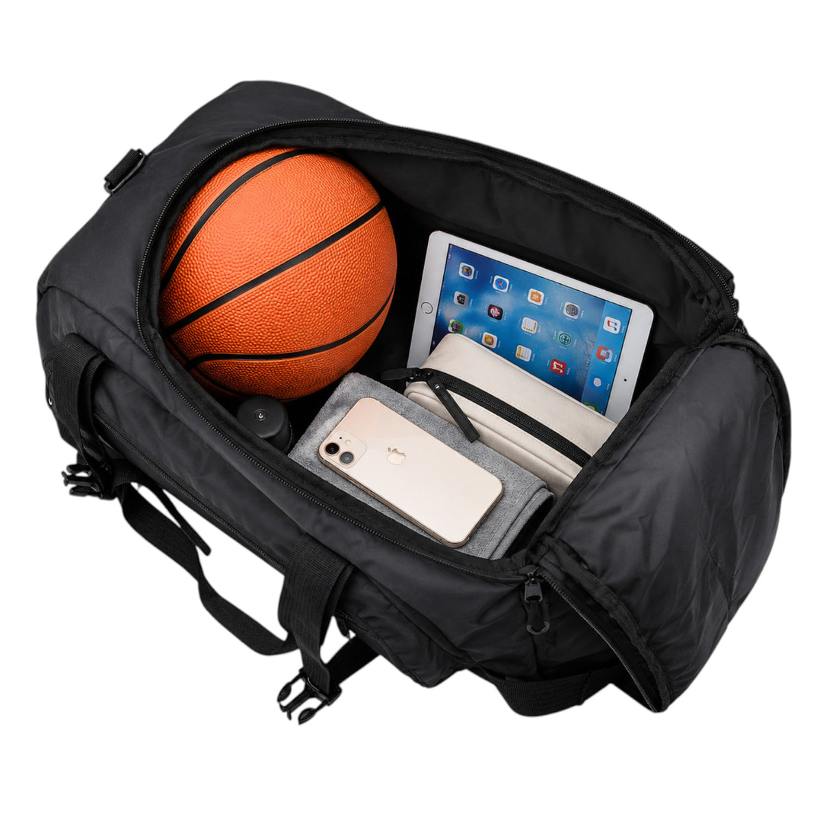 Sac de sport Univers Sac noir en nylon imperméable, ouvert et rempli d'un ballon de basket, d'une tablette et d'un téléphone.