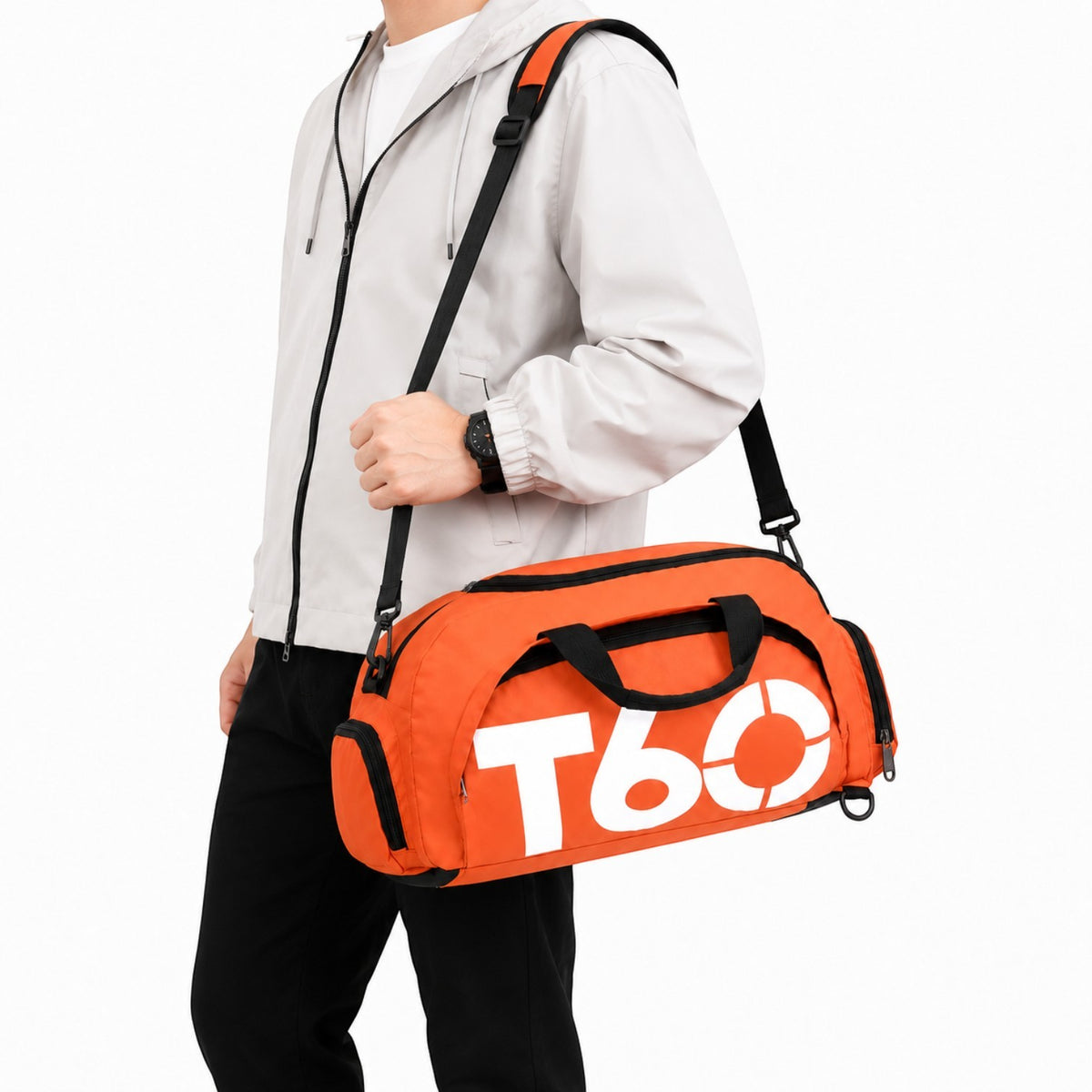 Sac de sport orange imperméable Univers Sac en nylon avec logo blanc, porté à l'épaule par un homme