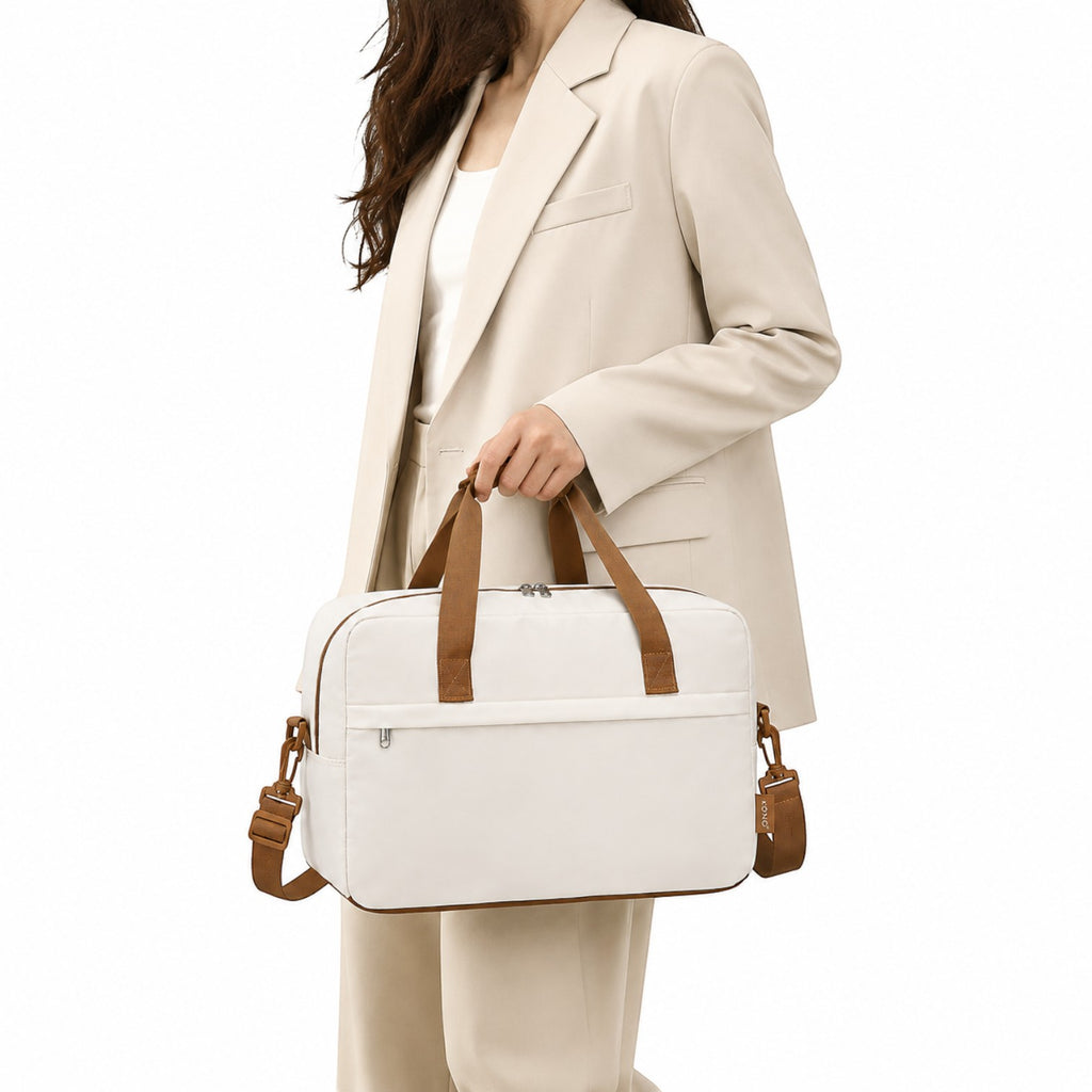 Sac de voyage Univers Sac blanc et marron, léger, format cabine 40x20x25 cm, porté à la main par une femme en tailleur.