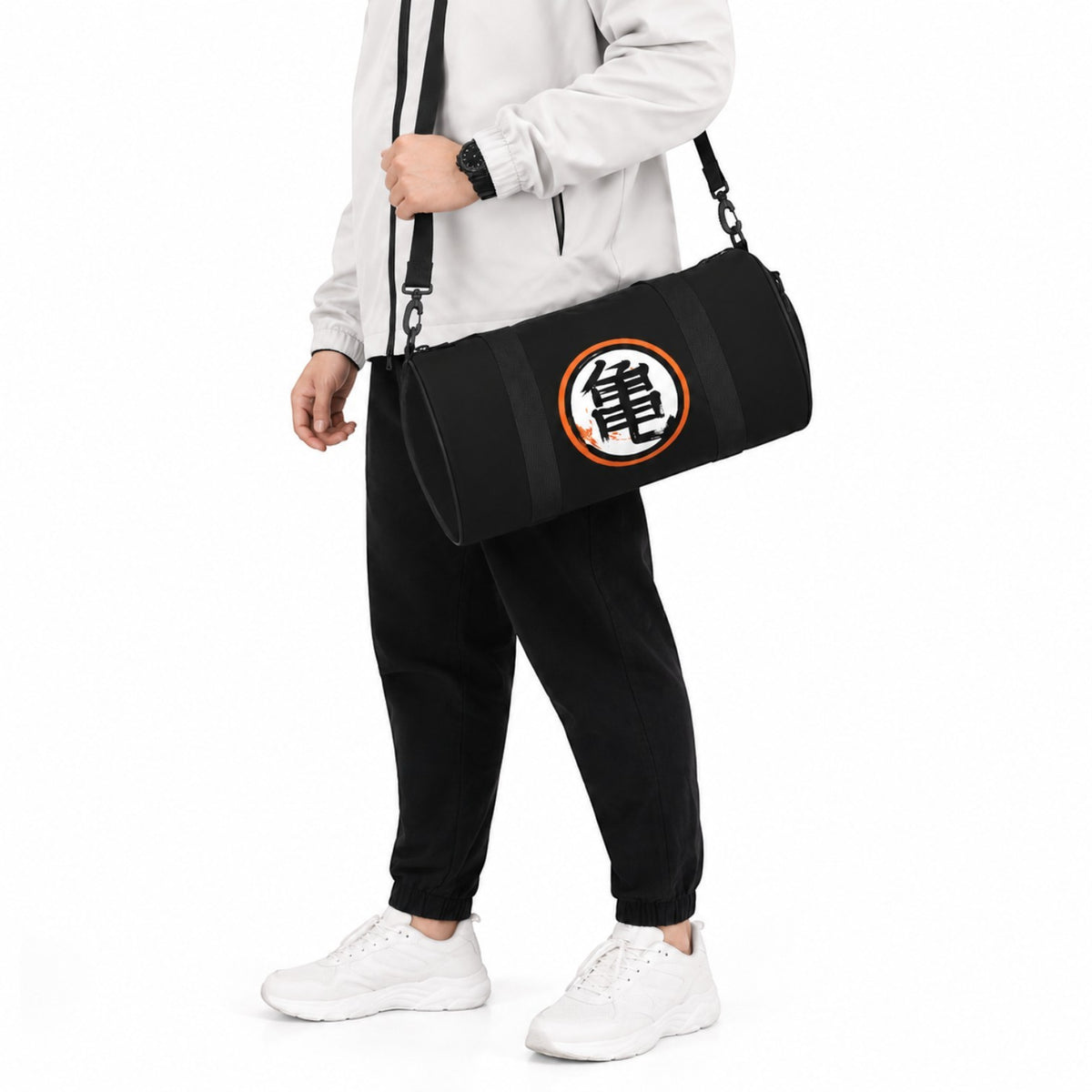 Sac de voyage Univers Sac noir en polyester avec imprimé Kanji DBZ, porté à l'épaule par un homme en tenue de sport.
