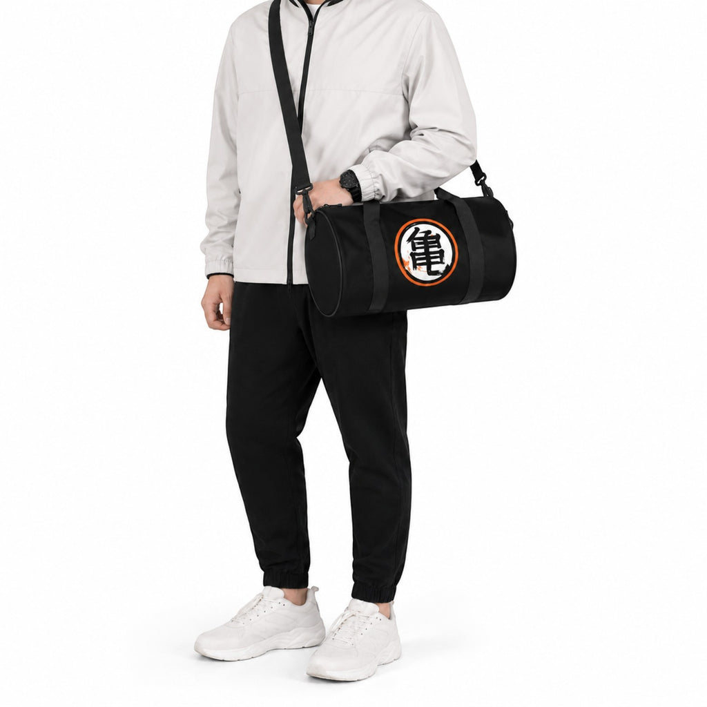 Sac de voyage Univers Sac noir en polyester avec imprimé Kanji DBZ, porté à l'épaule par un homme en tenue décontractée