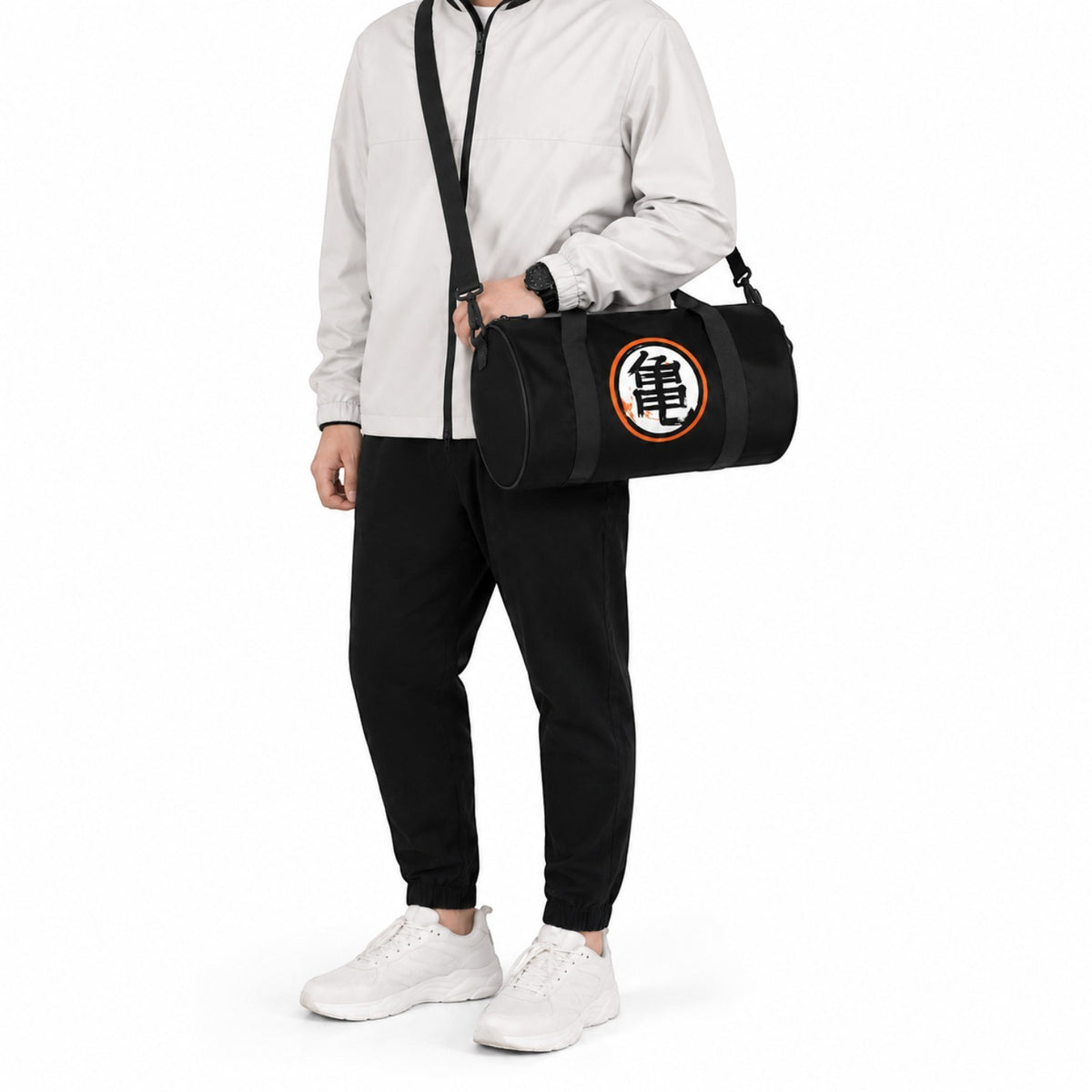 Sac de voyage Univers Sac noir en polyester avec imprimé Kanji DBZ, porté à l'épaule par un homme en tenue décontractée
