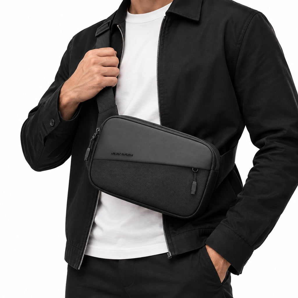 Sacoche bandoulière noire MARK RYDEN en tissu Oxford imperméable, portée par un homme, style urbain minimaliste.