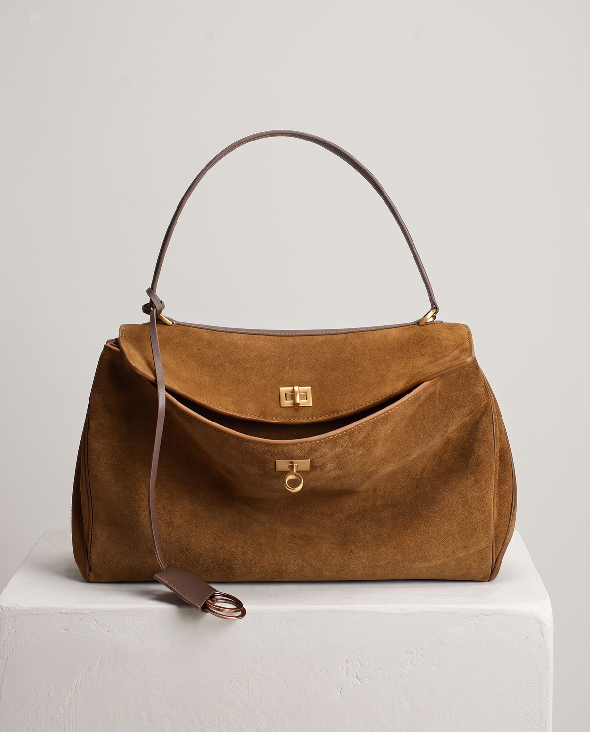Sac à main en daim marron à fermoir doré